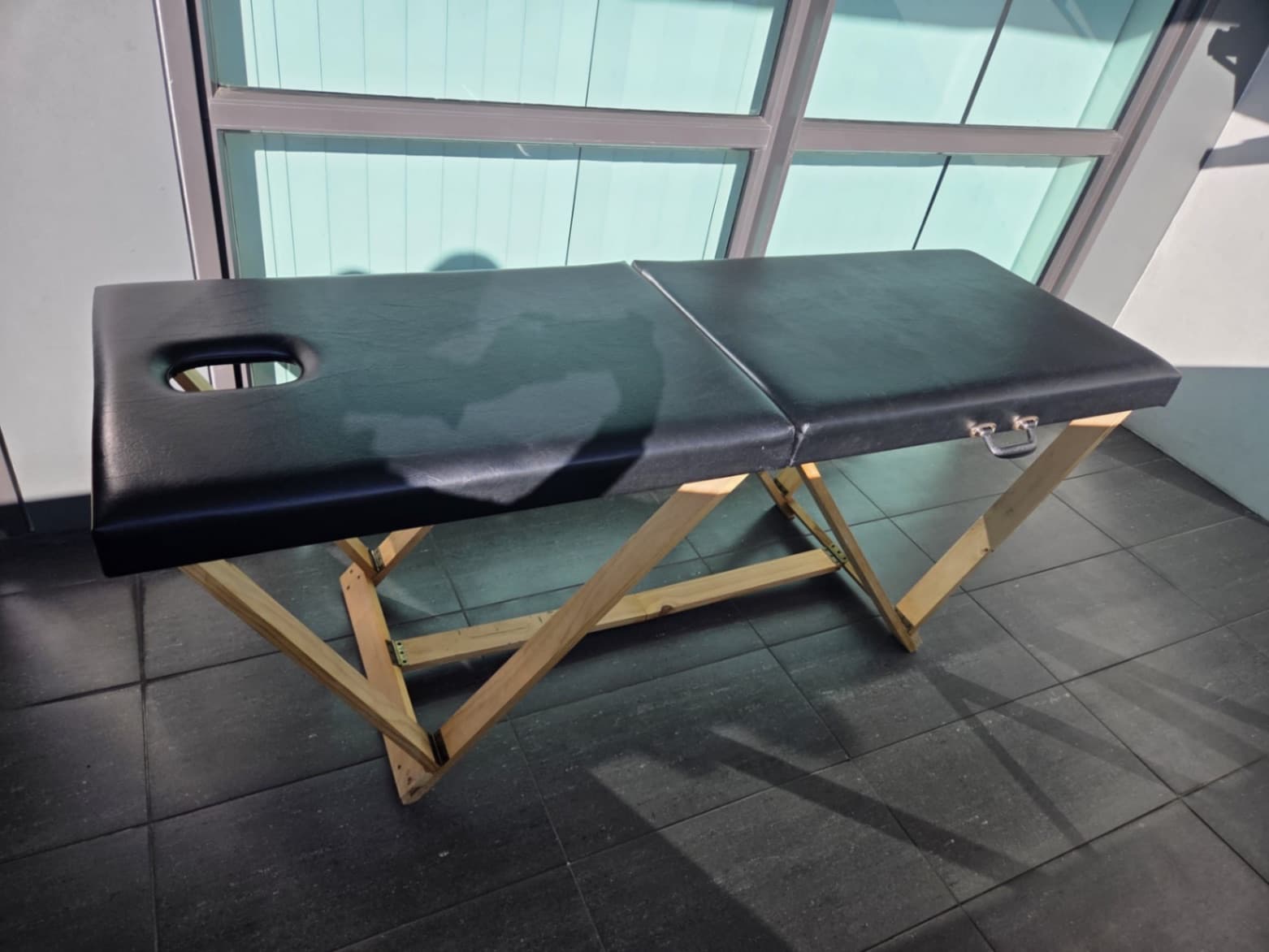 Massage table — photo 1